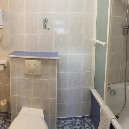 Restaurant Au Coucou 호텔 *